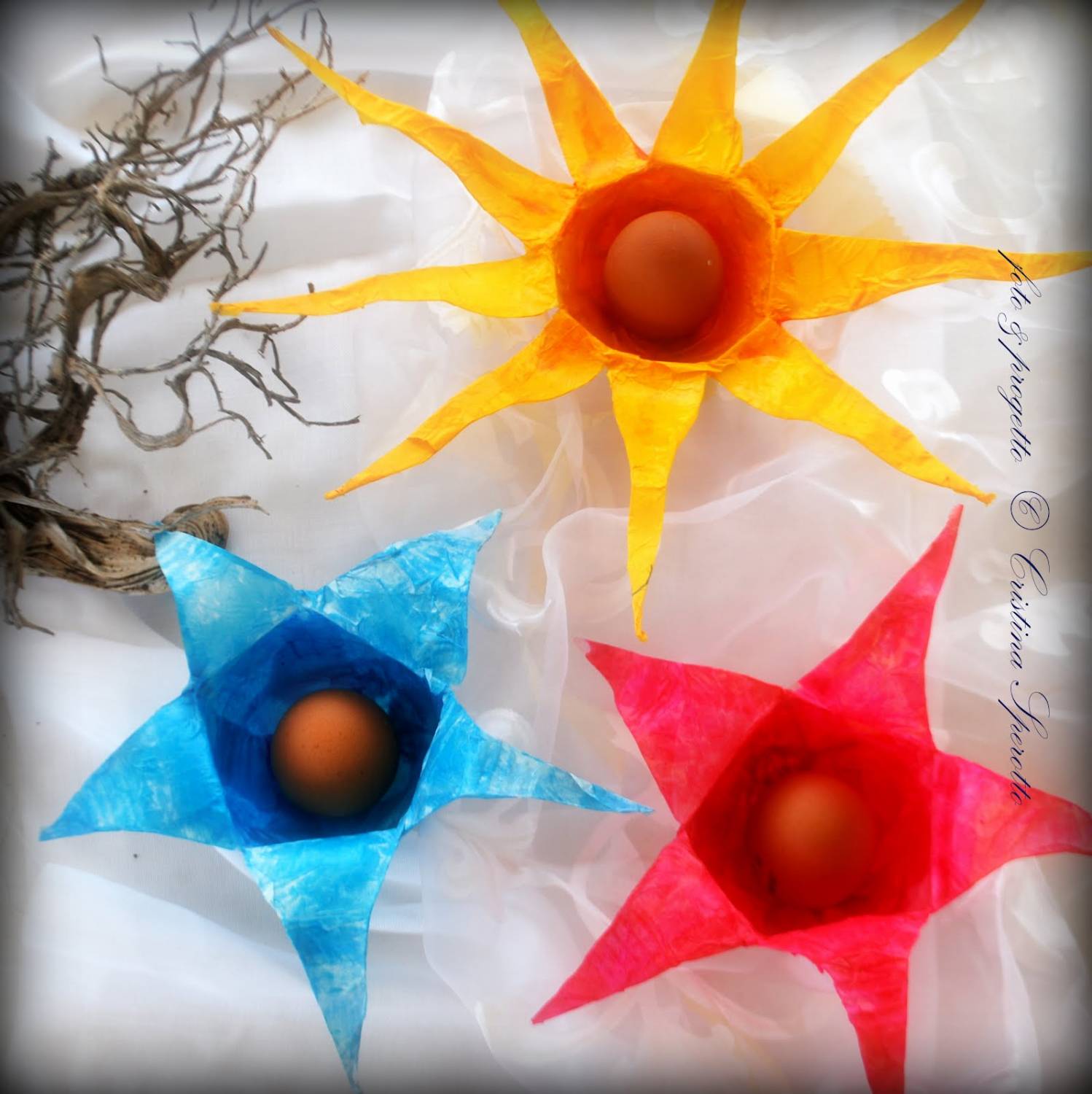 Пасхальные яйца в цветке из пластиковых бутылок (+ способы окрашивания яиц к Пасхе)
