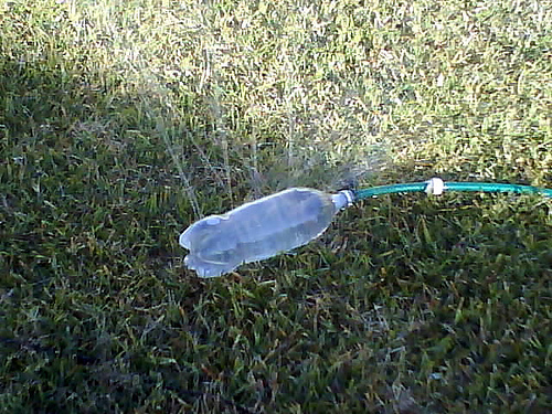 Система полива огорода с помощью пластиковой бутылки