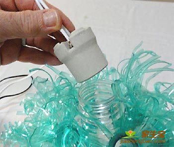 патрон для светильника из пластиковых бутлыок