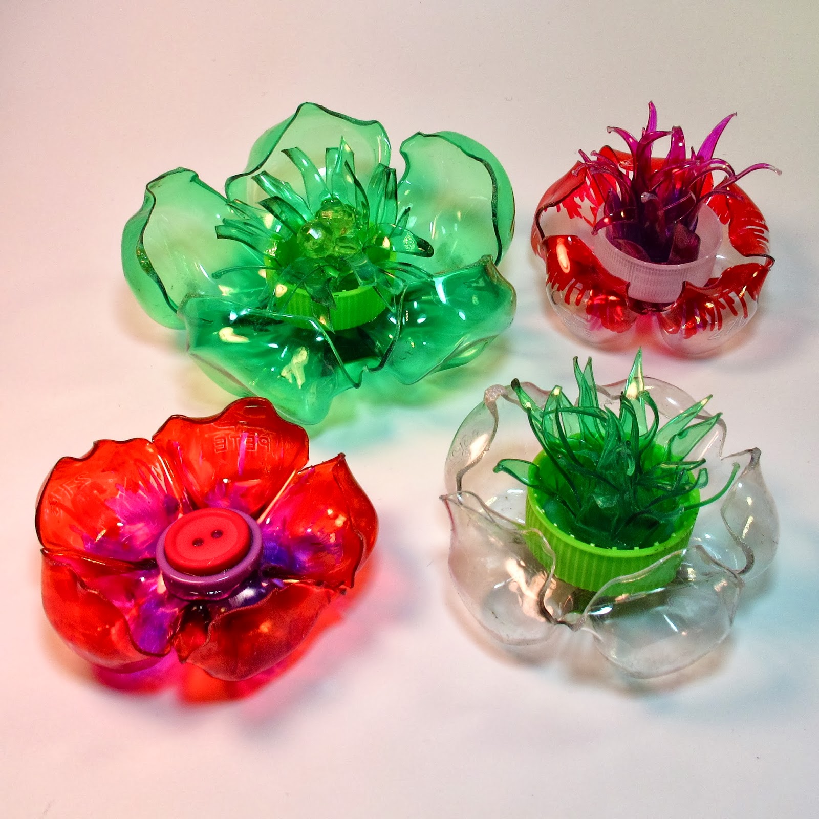 Елочные игрушки Цветочки из пластиковых бутылок