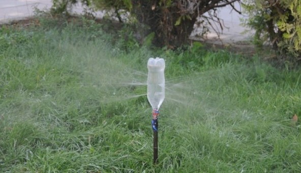 Система полива огорода с помощью пластиковой бутылки 3