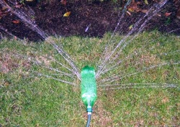 Система полива огорода с помощью пластиковой бутылки 1